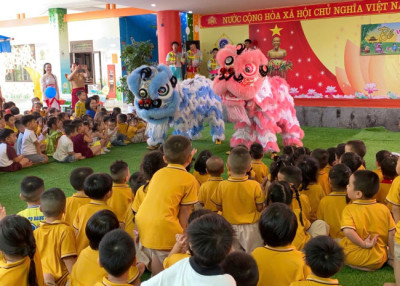 Bé vui hội trăng rằm